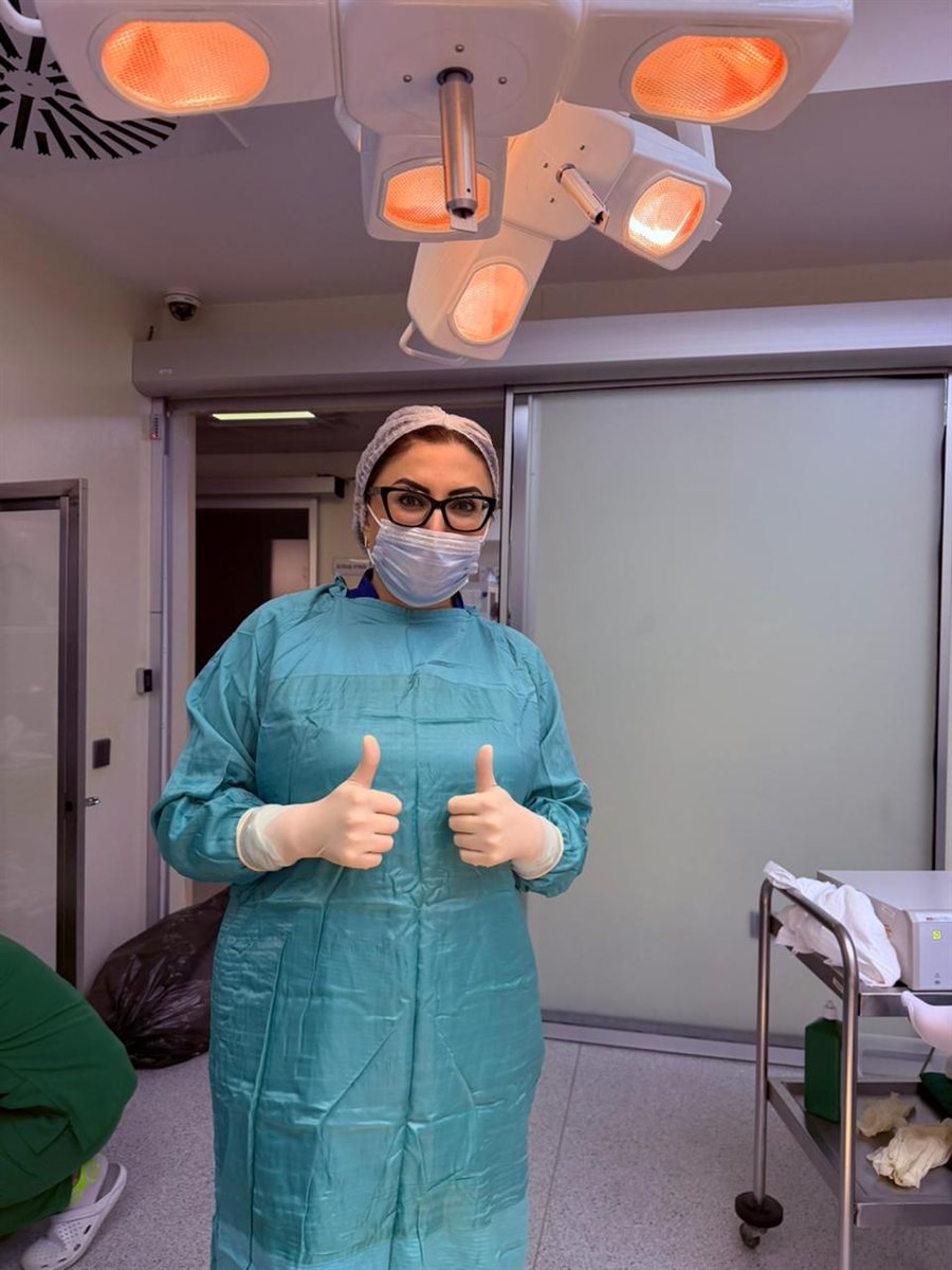 Dr. Vüsalə Rüstəmova əməliyyat geyimində əməliyyatxanada
